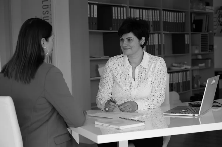 Beratungsgespräch im Büro von eggimann entlastet