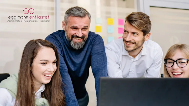 Team im gemeinsamen Austausch am Arbeitsplatz